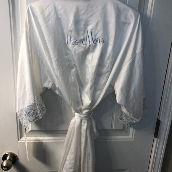 The Mrs Robe - Picture 2 of 2